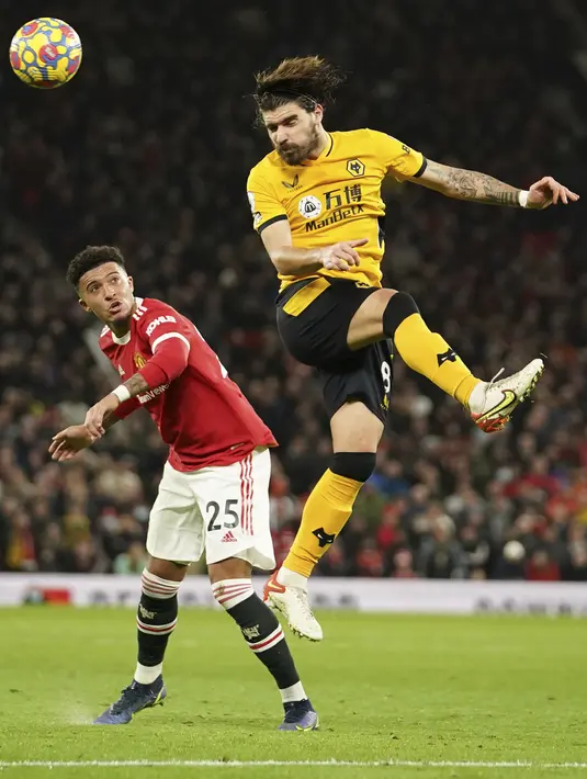 Gelandang Wolverhampton Wanderers Ruben Neves berebut bola dengan penyerang Manchester United (MU) Jadon Sancho dalam pekan ke-22 Liga Primer Inggris di Old Trafford, Selasa (4/1/2022) dini hari WIB. MU takluk 0-1 saat menjamu Wolves. (AP Photo/Dave Thompson)