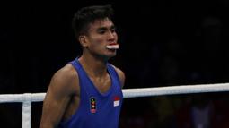 Petinju Indonesia, Farrand Papendang, saat melawan petinju Thailand, Khunatip Pidnuch, pada semifinal kelas 60 kg SEA Games 2019 di PICC Forum, Manila, Minggu (8/12). Farrand kalah dengan poin 139-146. (Bola.com/M Iqbal Ichsan)
