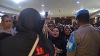 Haru warga Dao Elos usai mendengar putusan PN Bandung yang menggugurkan praperadilan pihak Muller di ruang sidang PN Bandung, Selasa, 30 Juli 2024. (Liputan6.com/Dikdik Ripaldi)