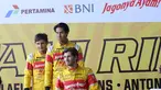 Pebalap Campos Racing Team, Mitch Evans, Sean Gelael dan Antonio Giovinazzi  tengah bersiap pada ajang Taxi Ride di Sirkuit Sentul, Jakarta, Selasa (2/8/2016). (Bola.com/Nicklas Hanoatubun)