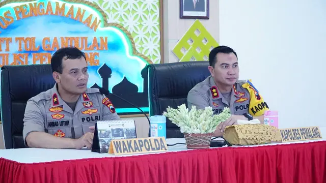 Wakapolda Jawa Tengah Brigjen Pol Ahmad Luthfi memberi arahan kepada para kepala Pos Yan dan Pos Pam di Pemalang, Jawa Tengah. (Foto: Liputan6.com/Polres Pemalang/Muhamad Ridlo)