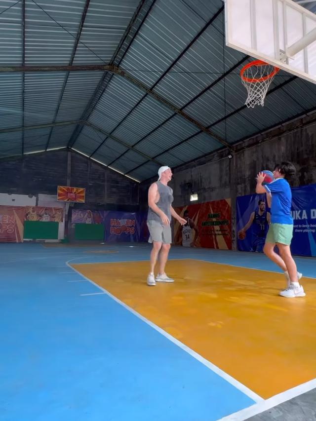 Mike Lewis dan Janisaa Pradja Kunjungi Kenzou