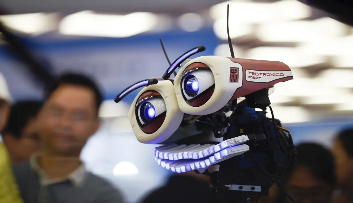 Robot "Teotronico" yang dipamerkan pada acara Konferensi Robot Dunia 2017 di Beijing, 23 Agustus 2017. Selain bisa memainkan piano, robot rancangan Matteo Suzzi ini juga dapat menyanyikan lagu-lagu populer. (WANG Zhao/AFP)