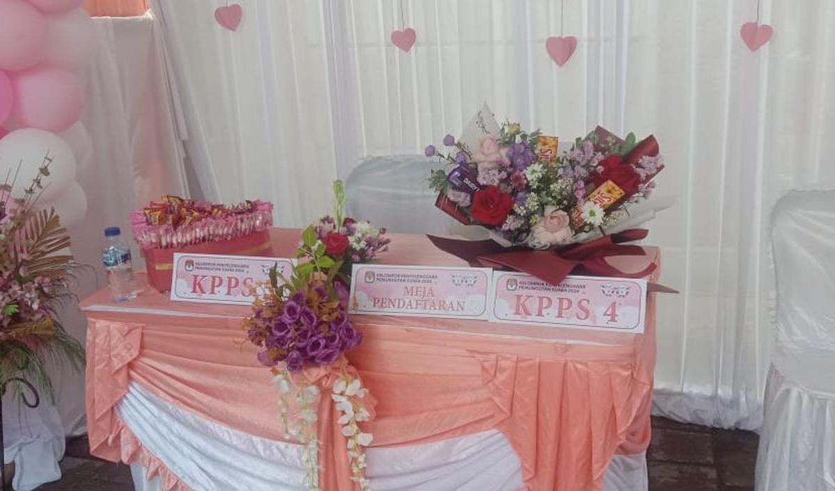 TPS tersebut, di dekor dengan warna serba pink dan putih menggunakan perabotan seadanya.&nbsp;