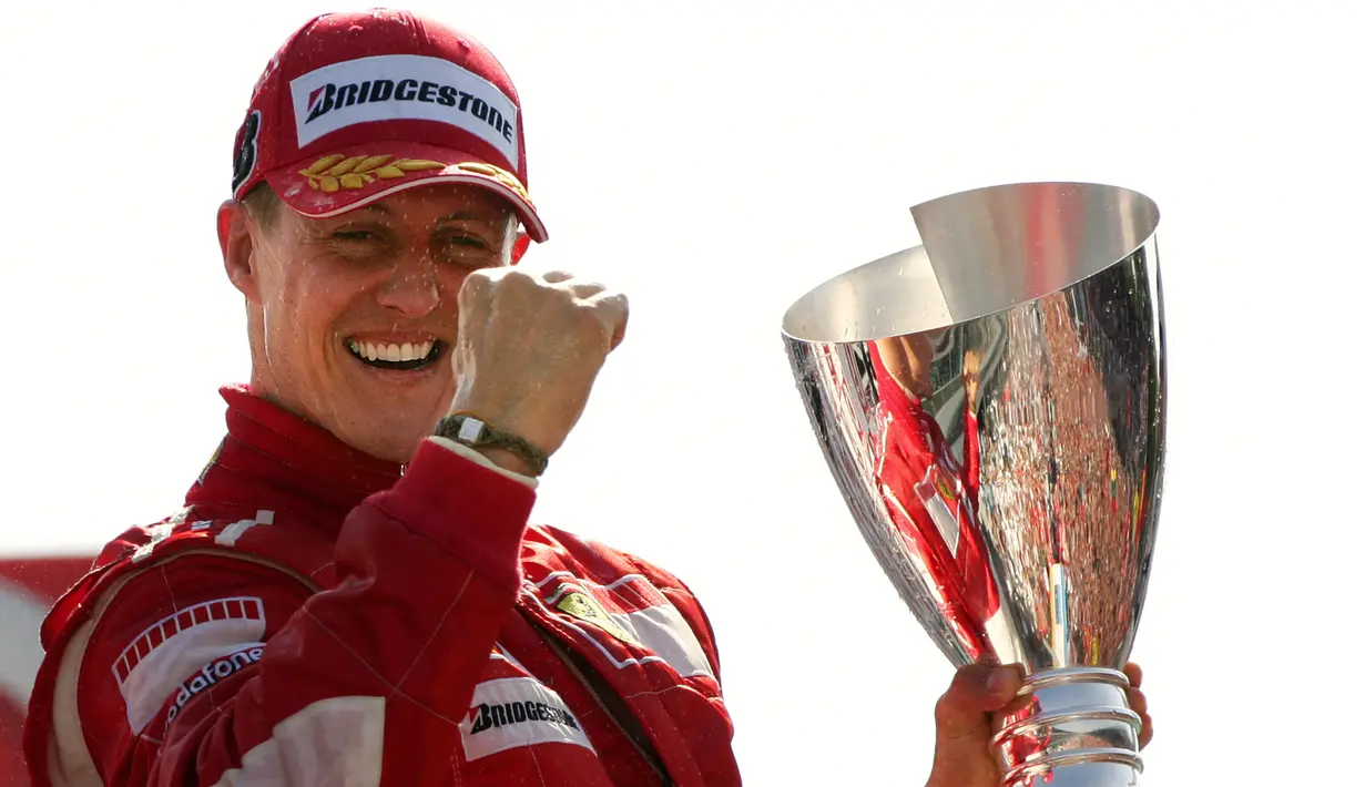 Michael Schumacher berhasil menjadi juara dunia di tahun 1994 saat usianya 25 tahun, ketika itu Schumacher masih bersama tim Benetton. (AFP/Patrick Hertzog)