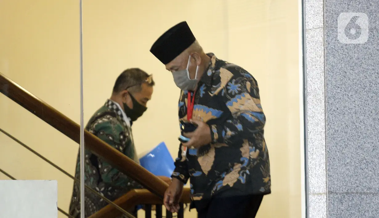 Mantan anggota DPRD Provinsi Jambi Parlagutan Nasution saat akan menjalani pemeriksaan penyidik di Gedung KPK, Jakarta, Selasa (30/6/2020). Parlagutan diperiksa sebagai tersangka terkait kasus dugaan menerima suap ketok palu pengesahan RAPBD Provinsi Jambi Tahun 2017-2018. (merdeka.com/Dwi Narwoko)