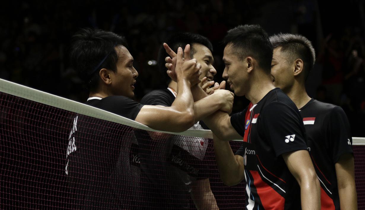 Ganda putra Indonesia, Mohammad Ahsan/Hendra Setiawan, saat menghadapi Fajar Alfian/Muhammad Rian Ardianto, pada laga Indonesia Masters 2020 di Istora Senayan, Jakarta, Sabtu (18/1). Ahsan/Hendra menang tiga gim dengan skor 21-12, 18-21, dan 21-17. (Bola.com/Yoppy Renato)