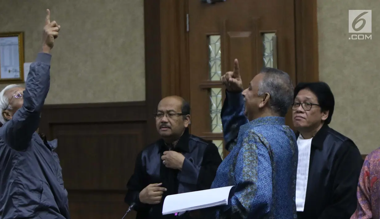 Terdakwa kasus dugaan suap proyek PLTU Riau-1 yang juga mantan Dirut PLN, Sofyan Basir (kedua kanan) saat jeda sidang lanjutan di Pengadilan Tipikor, Jakarta, Senin (5/8/2019). Sidang beragendakan mendengar keterangan saksi-saksi. (Liputan6.com/Helmi Fithriansyah)