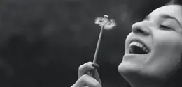 Ilustrasi bahagia, menikmati hidup, bebas. (Photo by George Shervashidze: https://www.pexels.com/photo/smiling-woman-holding-dandelion-flower-403448/)