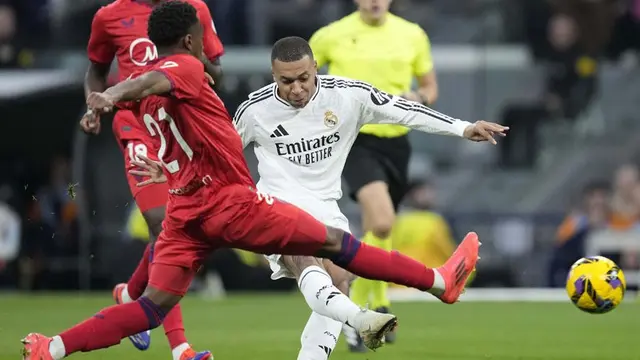 Striker Real Madrid Kylian Mbappe menjebol gawang Sevilla, Minggu (22/12/2024). (c) AP Photo/Bernat Armangue