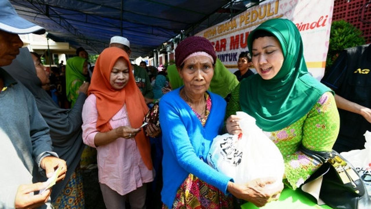 Warga serbu pasar sembako murah di Masjid Luar Batang