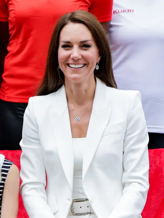Duke dan Duchess of Cambridge Kate Middleton tersenyum saat foto selama kunjungan ke SportsAid House pada hari kelima Commonwealth Games di Birmingham, Inggris tengah (2/8/2022). Kate Middleton menjadi Pelindung SportsAid pada tahun 2013. (AFP/Pool/Chris Jackson)