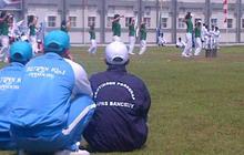 Napi pria semangat pelototi napi wanita senam