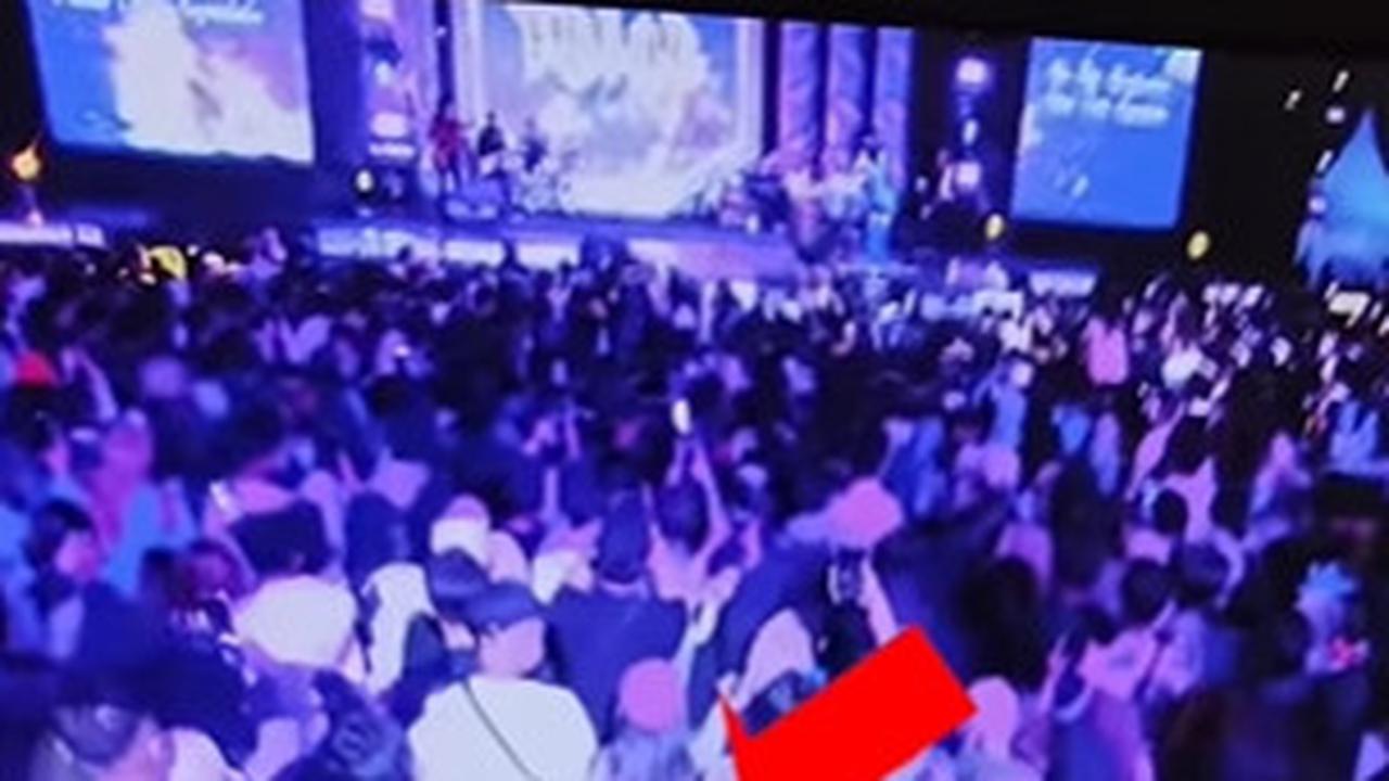 Tersorot Kamera, Cowok Nonton Konser Bareng Pacar Malah Elus-Elus Cewek Lain yang di Samping jadi Omongan