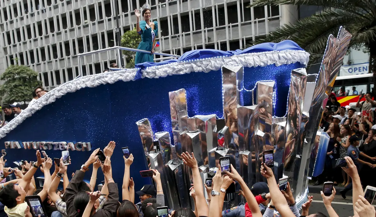 Universe 2015, Pia Alonzo Wurtzbach   menyapa para penggemarnya di jalanan  Manila, Filpina, (25/1). Filpina kembali memenangkan Miss Universe setelah empat dekakde terakhir.  (REUTERS / Erik De Castro)