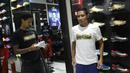 Pemain Timnas Indonesia, Irfan Bachdim dan Evan Dimas saat menghadiri Launching toko Fisik Football di AEON Mall, Jakarta, Sabtu (30/9/2017). Fisik Football menjual berbagai macam perlengkapan sepak bola. (Bola.com/M Iqbal Ichsan)