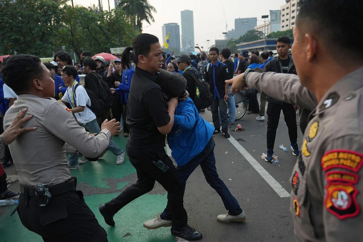 FOTO: Demo PMII di DPR Berujung Ricuh