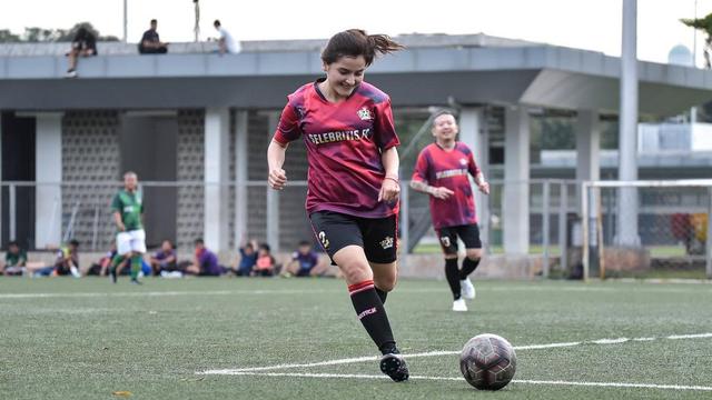 7 Potret Femila Sinakuban, Jebolan Indonesia Idol yang Jago Main Bola