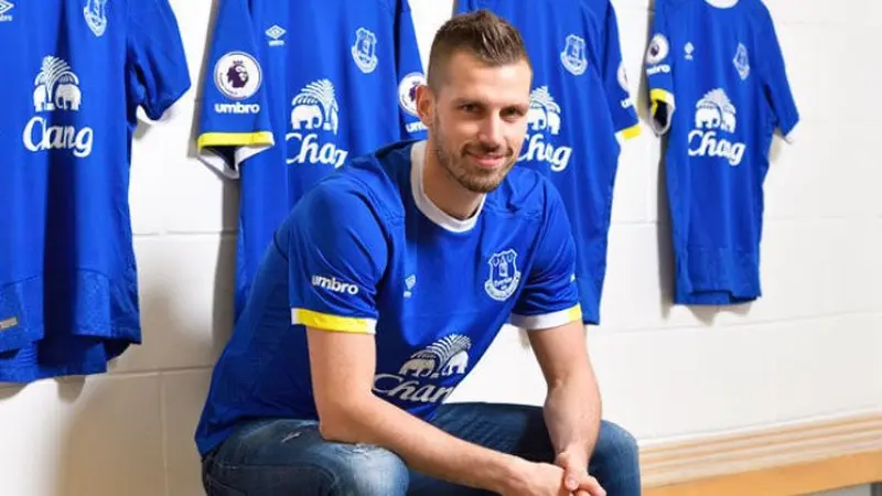 Didepak Manchester United, Morgan Schneiderlin gabung ke Everton. 