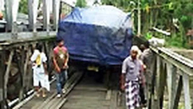 Kelebihan Muatan, Truk Terperosok di Jembatan