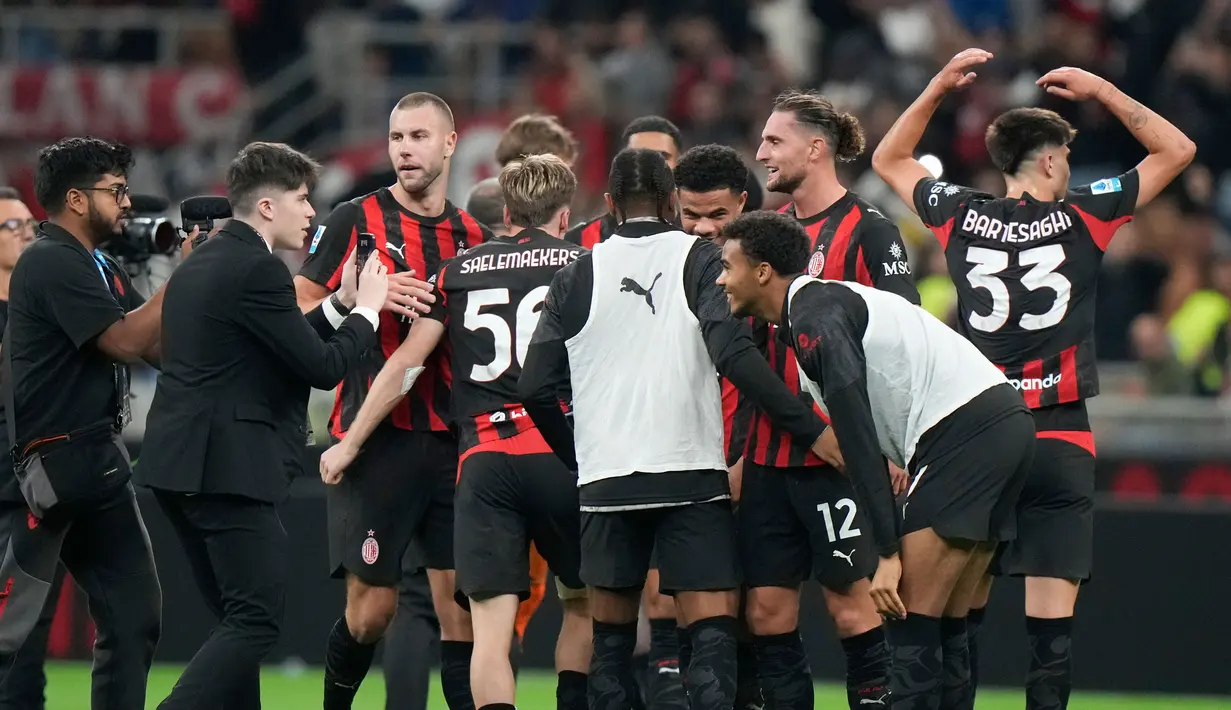 Pemain AC Milan merayakan kemenangan atas Napoli dalam lanjutan Liga Italia 2025/2026 di Stadion San Siro, Senin, (29/9/2025). (AP Photo/Luca Bruno)