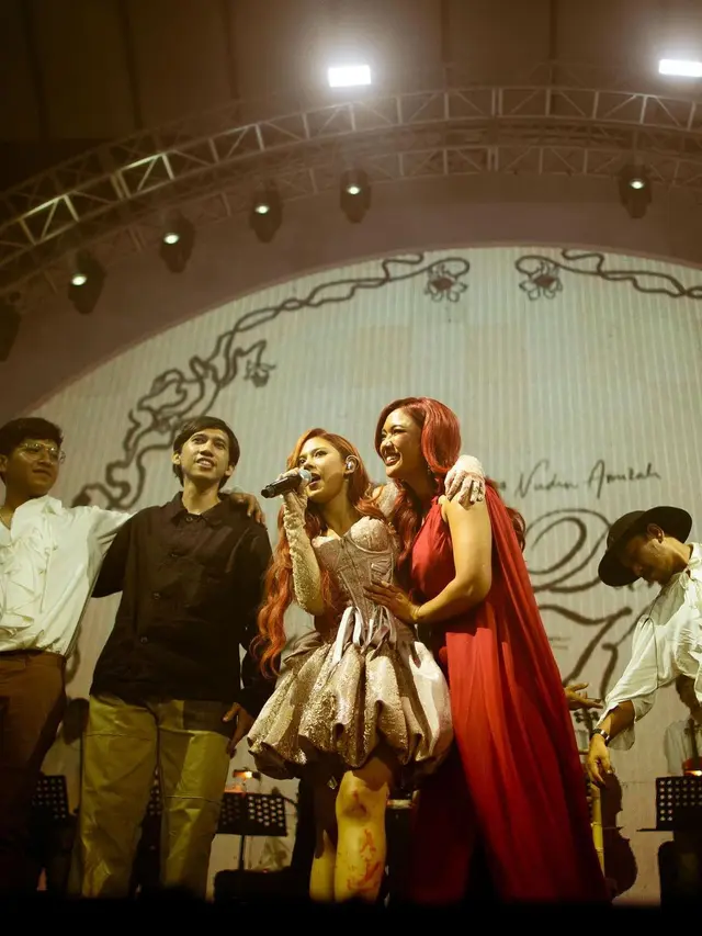 Nadin Amizah dan Marion Jola