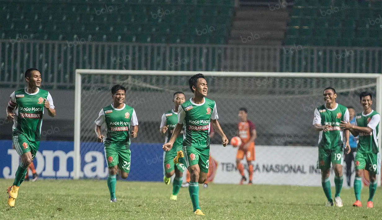 Pemain PS TNI merayakan gol yang dicetak Wiganda Pradika ke gawang Borneo FC pada laga Torabika Soccer Championship 2016 di Stadion Pakansari, Bogor, Jawa Barat, Senin (16/8/2016). PS TNI menang 3-1 atas Borneo FC. (Bola.com/Vitalis Yogi Trisna)