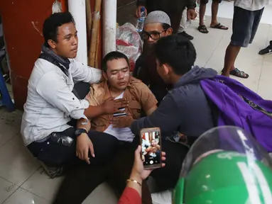 Seorang pelajar mendapat perawatan setelah terkena gas air mata dalam demonstrasi di belakang Gedung DPR, Palmerah, Jakarta, Rabu (25/9/2019). Sejumlah pelajar terluka dan sesak napas akibat gas air mata yang ditembakkan polisi. (Liputan6.com/Angga Yuniar)