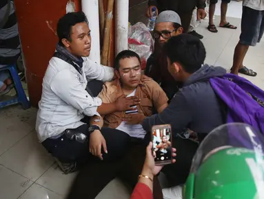 Seorang pelajar mendapat perawatan setelah terkena gas air mata dalam demonstrasi di belakang Gedung DPR, Palmerah, Jakarta, Rabu (25/9/2019). Sejumlah pelajar terluka dan sesak napas akibat gas air mata yang ditembakkan polisi. (Liputan6.com/Angga Yuniar)