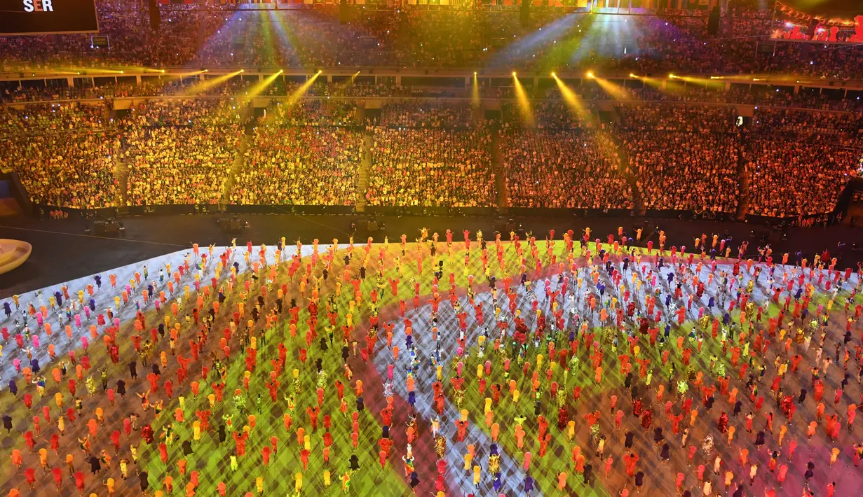 Penari beraksi pada pembukaan Olimpiade Rio 2016 di Stadion Maracana, Rio de Janeiro, Brasil. (AFP/Antonin Thuillier)