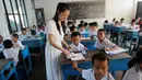 Seorang guru mengajarkan pelajaran bahasa Cina di sekolah di Namtit, kawasan pemberontak Wa di Myanmar pada 30 November 2016. Pada 2013 lalu, jumlah anggota Tentara Negara Persatuan WA mencapai lebih dari 30.000. (Reuters/Soe Zeya Tun)