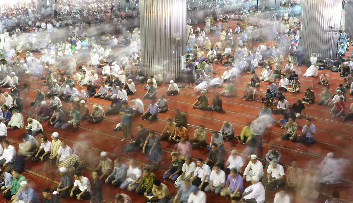 Umat muslim menunggu dimulainya salat Jumat pertama pada bulan Ramadan 1439 H di Masjid Istiqlal, Jakarta, Jumat (18/5). Masjid Istiqlal selalu dipenuhi jamaah pada Shalat Jumat ketika bulan suci Ramadan. (Liputan6.com/Immanuel Antonius)