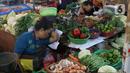 Pedagang sayur mayur menunggu pembeli di pasar Kebayoran Lama, Jakarta, Senin (2/12/2019). Badan Pusat Statistik (BPS) mencatat angka inflasi sepanjang Januari-November 2019 sebesar 2,37 persen, lebih kecil ketimbang periode yang sama tahun lalu sebesar 2,50 persen. (Liputan6.com/Angga Yuniar)