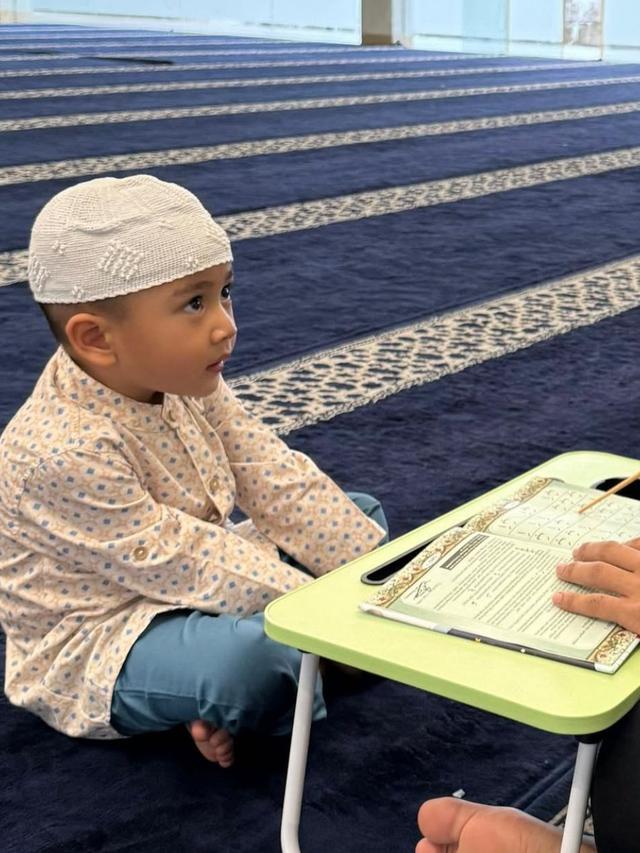 Potret Rayyanza Belajar Mengaji (credit: instagram.com/tercipungcipung).