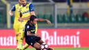 Penyerang Inter Milan, Eder, dijatuhkan gelandang Chievo, Ivan Radovnovic. Namun sayang setiap serangan Inter gagal membuahkan gol meski mendominasi jalannya laga. (AFP/Giuseppe Cacace)