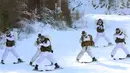 Marinir Korsel dan AS bermain ski menuruni bukit selama latihan musim dingin bersama di Pyeongchang, sekitar 180 kilometer timur Seoul, (19/12). Latihan ini dimulai pada tanggal 4 Desember dan berlangsung sampai 22 Desember. (AFP Photo/Yonhap)