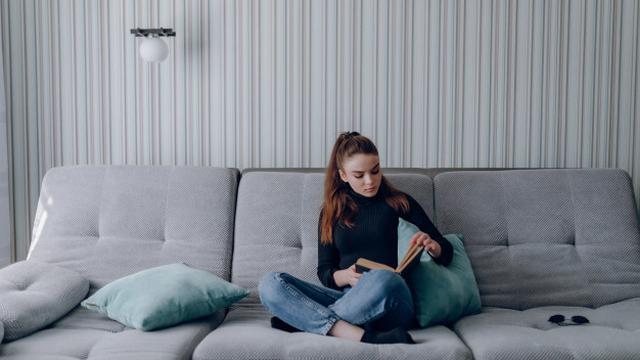 Ilustrasi membaca di rumah