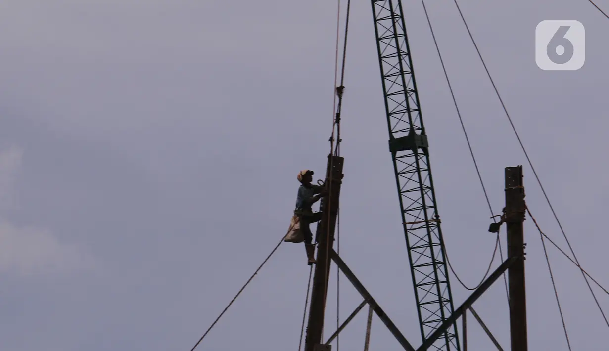 Pekerja tengah melakukan aktivitas kerja pada ketinggian di menara sutet di kawasan Karang Tengah, Kota Tangerang, Banten, Jumat (8/1/2021). Keselamatan dan kesehatan kerja (K3) merupakan hal yang mutlak bagi para pekerja di ketinggian dengan risiko tinggi. (Liputan6.com/Angga Yuniar)
