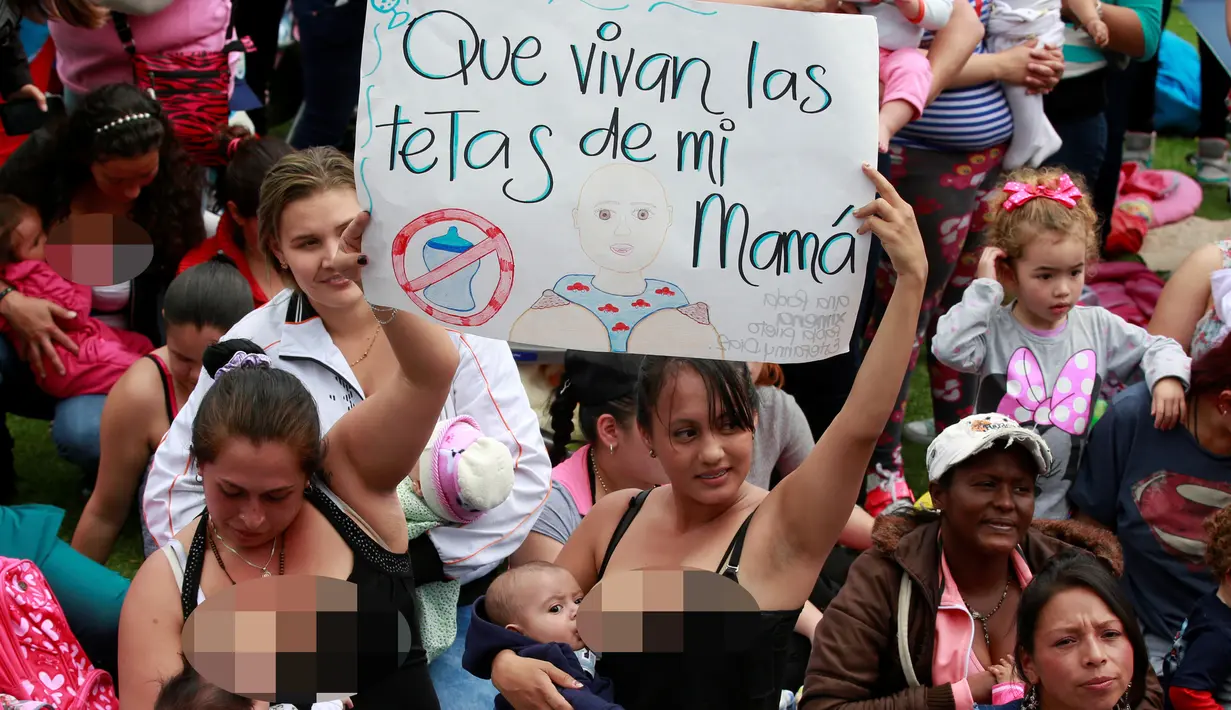 Para ibu membentangkan poster saat menyusui bayi mereka di peringatan Pekan ASI Dunia di Bogota, Kolombia (3/8). Aksi ini untuk mengkampanyekan pentingnya manfaat Air Susu Ibu (ASI) untuk kesehatan bayi dan balita. (REUTERS/John Vizcaino)