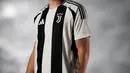 Mereka kembali menggunakan pola hitam-putih vertikal yang klasik dengan sentuhan corak motif permukaan bulan. (FOTO: instagram.com/juventus/?hl=id)