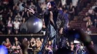 Jared Leto, vokalis Thirty Second to Mars, saat perform di The Forum (19/7/2018). (AFP/Timothy Norris)