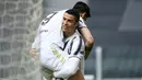 Striker Juventus, Alvaro Morata (atas) melakukan selebrasi bersama Cristiano Ronaldo usai mencetak gol kedua Juventus ke gawang Genoa dalam laga lanjutan Liga Italia 2020/2021 pekan ke-30 di Allianz Stadium, Turin, Minggu (11/4/2021). Juventus menang 3-1 atas Genoa. (LaPresse via AP/Marco Alpozzi)