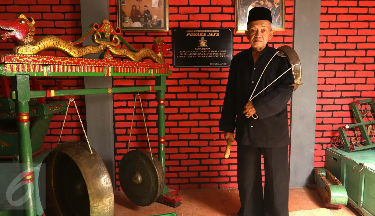Buang Jayadi 74 Thn Pimpinan Kesenian Musik Asal Depok yang beri nama Gong si bolong saat Berpose di Sanggar seni tradisional Gong Si Bolong (Pusaka Jaya) Senin (9/1). (Liputan6.com/Helmi Afandi)