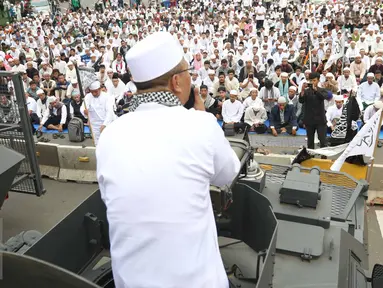 Khatib menyampaikan kutbah Jumat saat menggelar Salat Jumat di Jalan Merdeka Barat, Jakarta, Jumat (4/11). Aksi Damai 4 November ini menuntut Pemerintah untuk segera mengadili Ahok karena dinilai telah menistakan agama. (Liputan6.com/Faizal Fanani)