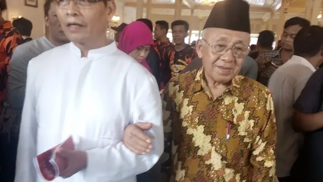 Romo Harto dan Ketua MUI DIY KH Toha bergandengan