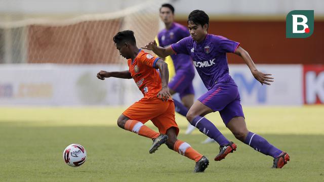 FOTO: Aksi Assanur Rijal, Gelandang Persiraja Pencetak Hattrick Pertama di Piala Menpora 2021 - Assanur Rijal