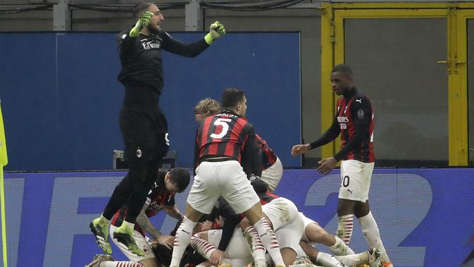 Para pemain AC Milan merayakan gol bek Theo Hernandez ke gawang Lazio pada pertandingan lanjutan Liga Serie A Italia di stadion San Siro, Italia, Kamis (24/12/2020). (AP Photo/Luca Bruno)
