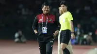 Pelatih kepala Timnas Indonesia U-22, Indra Sjafri saat menghadapi Kamboja pada laga keempat Grup A SEA Games 2023 di Olympic National Stadium, Phnom Penh, Kamboja, Rabu (10/5/2023). (Bola.com/Abdul Aziz)