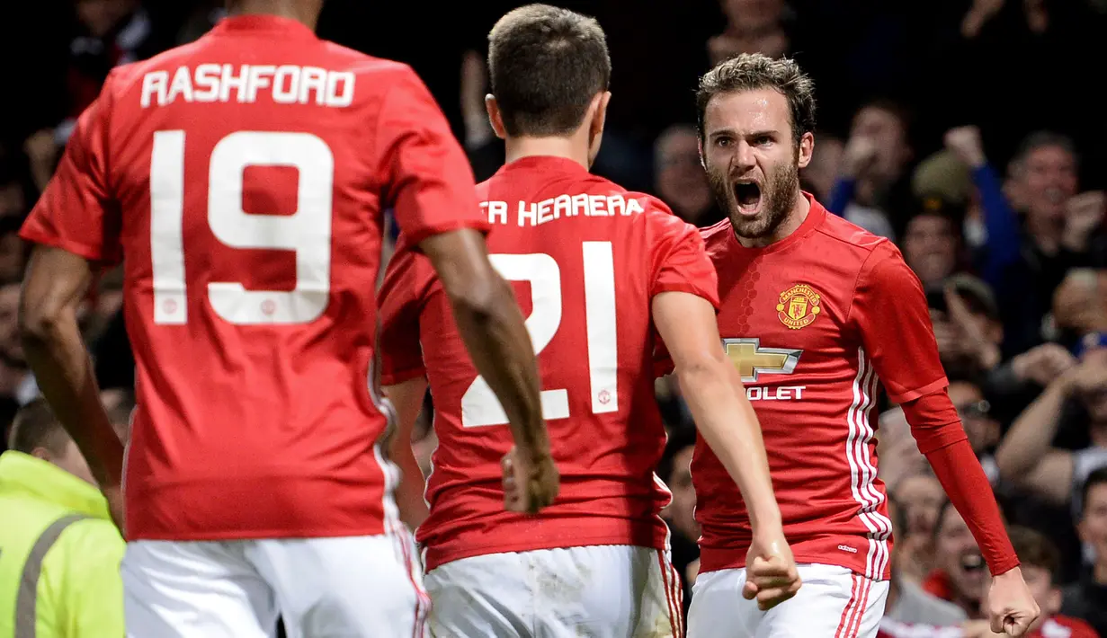 Pemain Manchester United, Juan Mata (kanan) membuat seisi stadion Old Trafford bergemuruh lewat gol tunggalnya ke gawang Manchester City pada ajang Piala Liga Inggris. (AFP/Oli carff)