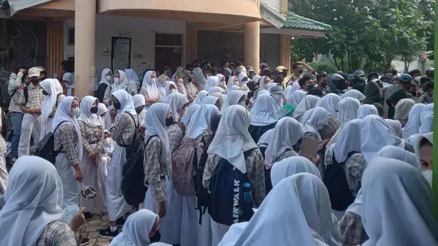 Siswa SMAN 9 Tambun Selatan Bekasi Saat Demonstrasi Selasa (3/6) kemarin.